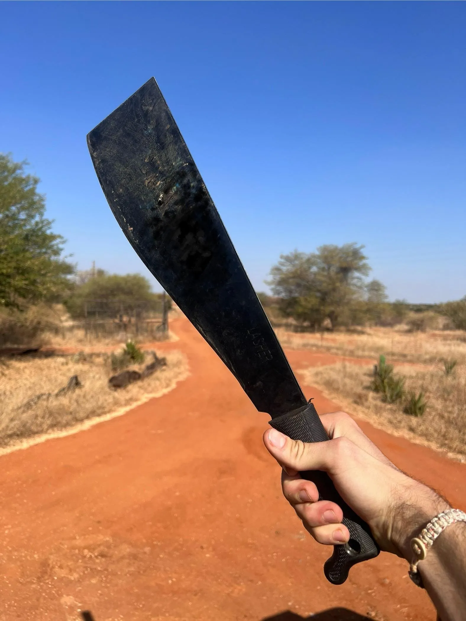 ntorno natural del lodge al atardecer, con edificios de estilo africano rodeados de naturaleza y total tranquilidad.
